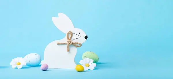 Белый Водяной Пасхальный Кролик Сладкие Красочные Цветки Цветы Голубом Фоне Стоковое Фото