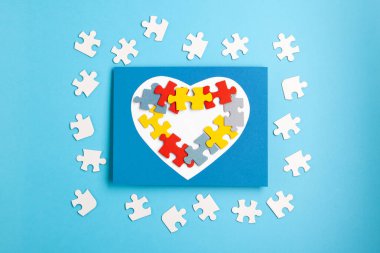 Otizm Farkındalık Günü, Dünya Otizm Günü. Mavi Arkaplanda Renkli ve Beyaz Bulmacalar