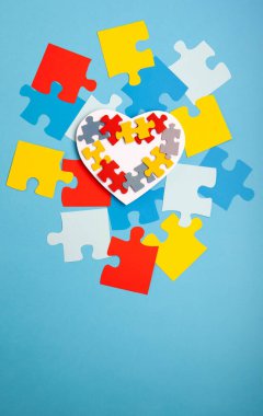 Otizm Farkındalık Günü, Dünya Otizm Günü. Mavi Arkaplanda Renkli ve Beyaz Bulmacalar