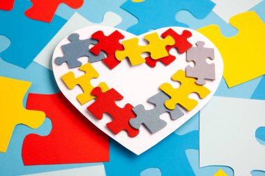 Otizm Farkındalık Günü, Dünya Otizm Günü. Mavi Arkaplanda Renkli ve Beyaz Bulmacalar