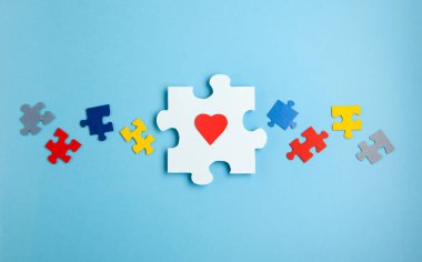 Otizm Farkındalık Günü, Dünya Otizm Günü. Mavi Arkaplanda Renkli ve Beyaz Bulmacalar