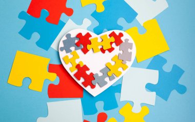 Otizm Farkındalık Günü, Dünya Otizm Günü. Mavi Arkaplanda Renkli ve Beyaz Bulmacalar