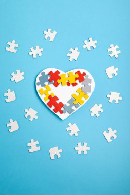 Otizm Farkındalık Günü, Dünya Otizm Günü. Mavi Arkaplanda Renkli ve Beyaz Bulmacalar