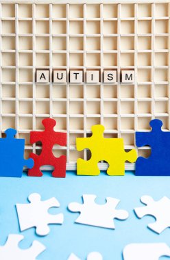 Otizm Farkındalık Günü, Dünya Otizm Günü. Mavi Arkaplanda Renkli ve Beyaz Bulmacalar