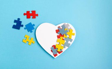 Otizm Bilinci Günü, Dünya Otizm Günü, 2 Nisan. Mavi Arkaplanda Renkli ve Beyaz Bulmacalar
