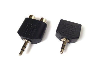 Ses kriko adaptörü beyaz arkaplanda izole edildi. AV stereo bağlantısını kapat.