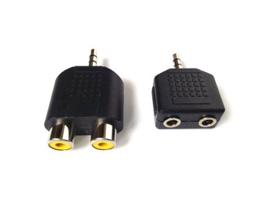 Ses kriko adaptörü beyaz arkaplanda izole edildi. AV stereo bağlantısını kapat.