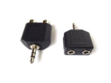 Ses kriko adaptörü beyaz arkaplanda izole edildi. AV stereo bağlantısını kapat.