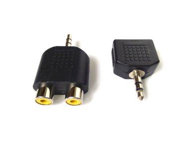 Ses kriko adaptörü beyaz arkaplanda izole edildi. AV stereo bağlantısını kapat.