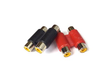 Kırmızı ve siyah ses sistemi beyaz arkaplanda izole edildi. AV stereo bağlantısını kapat.