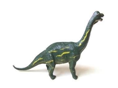 Yapay Brachiosaurus dinozoru. Beyaz arka planda izole edilmiş çocuklar..