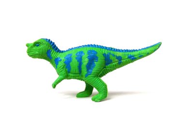 Yeşil plastik dinozor oyuncağına yaklaş. Beyaz arka planda izole edilmiş çocuklar.