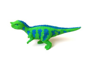 Yeşil plastik dinozor oyuncağına yaklaş. Beyaz arka planda izole edilmiş çocuklar.