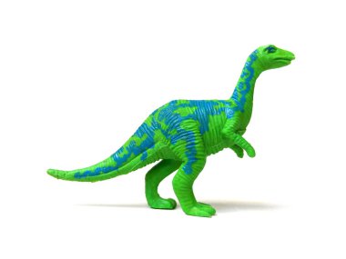 Yeşil plastik dinozor oyuncağına yaklaş. Beyaz arka planda izole edilmiş çocuklar.