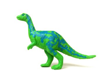 Yeşil plastik dinozor oyuncağına yaklaş. Beyaz arka planda izole edilmiş çocuklar.