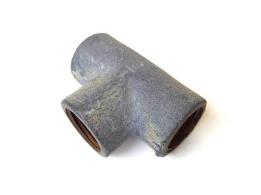 Beyaz arka planda izole edilmiş eski galvanize çelik boru. Su borusunu kapatın..