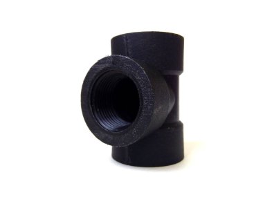 Siyah plastik boru beyaz arka planda izole edilmiş. Su borusunu kapatın..