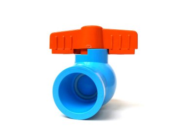 Mavi PVC su vanası beyaz arka planda izole edilmiş. Plastik top vanasını kapat.