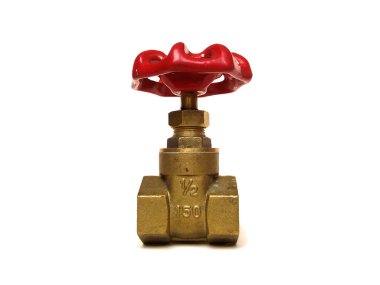 Pirinç kapak vanası beyaz arka planda izole edildi. Su vanasını kapat..