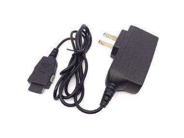 Telefon şarjı beyaz arka planda izole edildi. Siyah mobil şarj cihazını kapat.