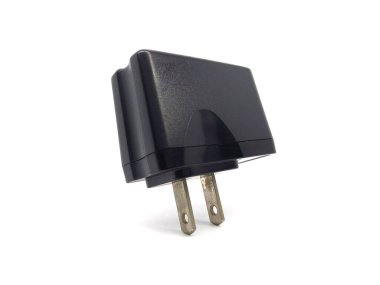 Telefon şarjı beyaz arka planda izole edildi. Siyah mobil şarj cihazını kapat.