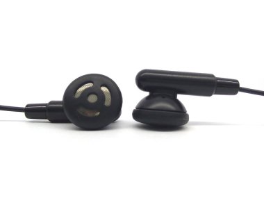 Beyaz arka planda izole edilmiş cep telefonu kulaklıkları. Akıllı telefon için siyah kulaklıkları kapat.