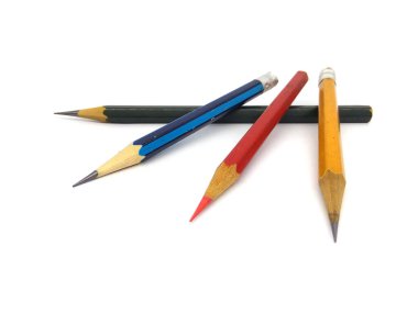 Kırmızı, mavi, yeşil ve sarı kalemler beyaz arka planda izole edilmiş. Grafit kalemleri kapat.