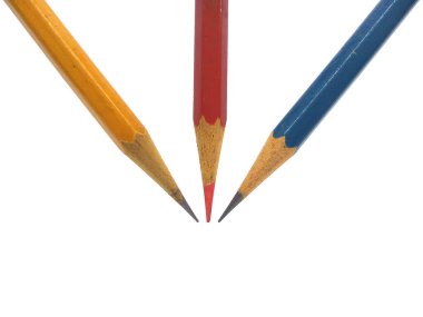 Kırmızı pastel boya, mavi ve sarı kalemler beyaz arka planda izole edilmiş. Keskin kalemleri kapatın.. 