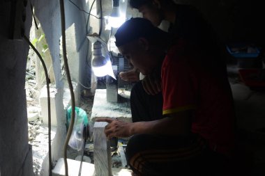 Mücevher malzemesini kes. Taş mücevher ve aksesuar endüstrisi. Mücevher fotoğrafı yapıyorum..