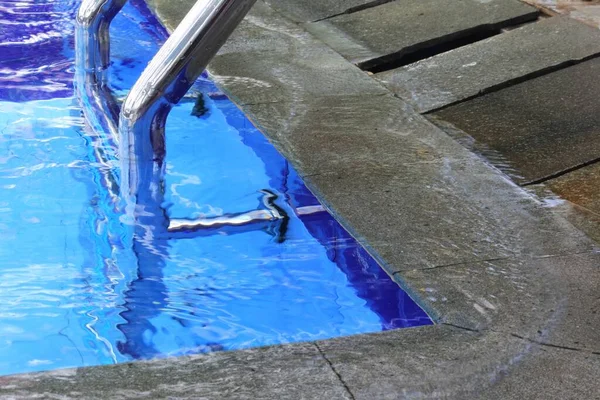 Agua Piscina Olas Con Alfombra Suelo Azul Reflejo Rayas — Foto de Stock