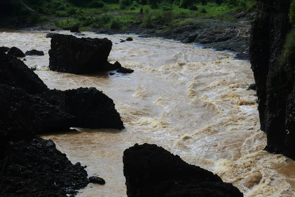 Agua Que Fluye Del Río Agua Los Canales Fluviales Fuente — Foto de Stock