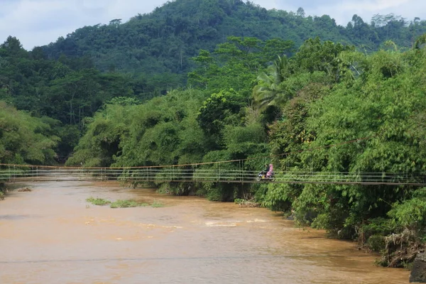 Puente Colgante Sobre Río Con Cruce Motocicletas Por Mañana Sukabumi —  Fotos de Stock