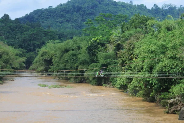 Most Wiszący Nad Rzeką Przeprawą Motocyklową Rano Sukabumi Zachodnia Dżawa — Zdjęcie stockowe