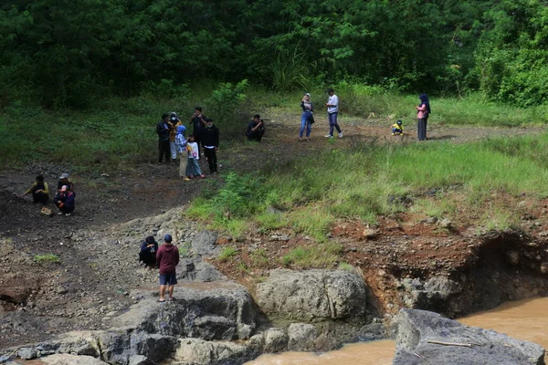 People Pick Sand River Put Outskirts River Sukabumi Indonesia May — Fotografia de Stock