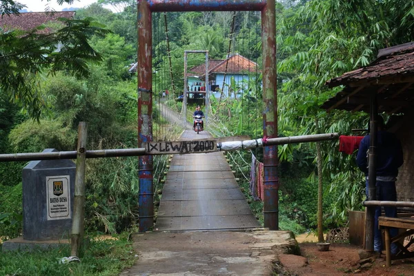 Závěsný Most Přes Řeku Motocyklovým Přejezdem Něm Dopoledních Hodinách Sukabumi — Stock fotografie