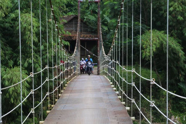 Hängebrücke Über Den Fluss Mit Motorradüberfahrt Morgen Sukabumi Westjava Indonesien — Stockfoto