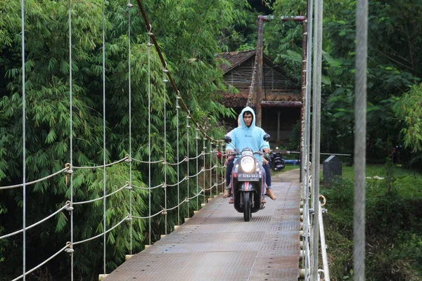 Ponte Suspensão Sobre Rio Com Motocicleta Cruzando Sobre Ele Pela — Fotografia de Stock
