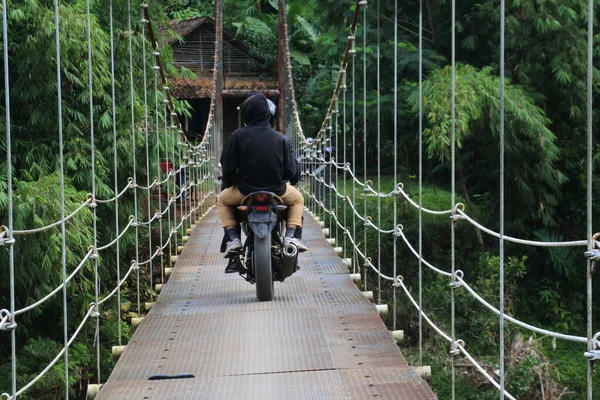 Подвесной Мост Через Реку Мотоциклом Пересекающим Утром Сукабуми Западная Ява — стоковое фото