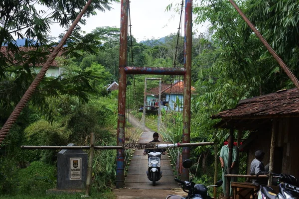 Felfüggesztés Híd Folyó Felett Motorkerékpár Átkelés Rajta Reggel Sukabumi Nyugat — Stock Fotó