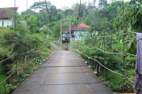 Puente Colgante Sobre Río Con Cruce Motocicletas Por Mañana Sukabumi — Foto de Stock
