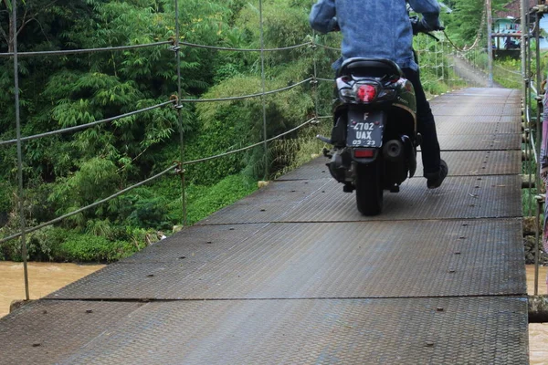 Подвесной Мост Через Реку Мотоциклом Пересекающим Утром Сукабуми Западная Ява — стоковое фото