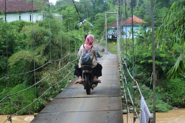 Suspensie Brug Rivier Met Motorfiets Oversteken Het Ochtend Sukabumi West — Stockfoto