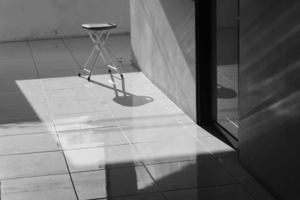 Καρέκλες Αλουμινίου Ασπρόμαυρες Αποχρώσεις Σκληρές Σκιές Μοναξιά Και Έννοια Της — Φωτογραφία Αρχείου