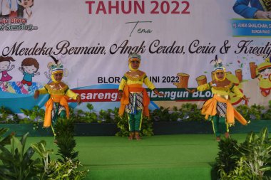 Blora, Central Java, Endonezya - 8 Haziran 2022: İlçe düzeyindeki bir yarışmada anaokulu öğrencileri geleneksel dansı sahneledi.