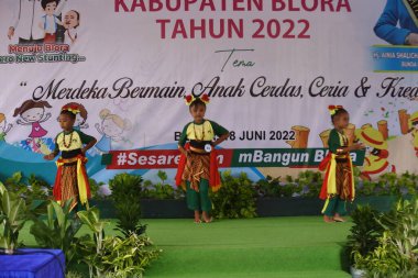 Blora, Central Java, Endonezya - 8 Haziran 2022: İlçe düzeyindeki bir yarışmada anaokulu öğrencileri geleneksel dansı sahneledi.