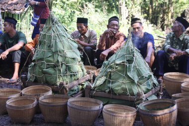 Blora, merkez Java, Endonezya - 22 Haziran 2022: Gedangdowo köyünde toplanmış insanlar sadaka toprağı (java şükran günü) kutluyor