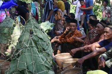 Blora, merkez Java, Endonezya - 22 Haziran 2022: Gedangdowo köyünde toplanmış insanlar sadaka toprağı (java şükran günü) kutluyor