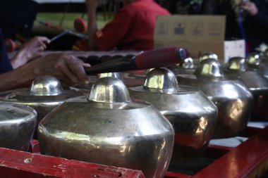 Blora, merkez Java, Endonezya - 22 Haziran 2022: Gedangdowo köyünde toplanmış insanlar sadaka toprağı (java şükran günü) kutluyor