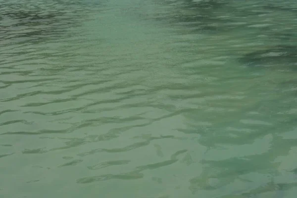 Fala Wody Basen Niebieską Matą Podłogową Odbicie Pasków Powierzchnia Wody — Zdjęcie stockowe