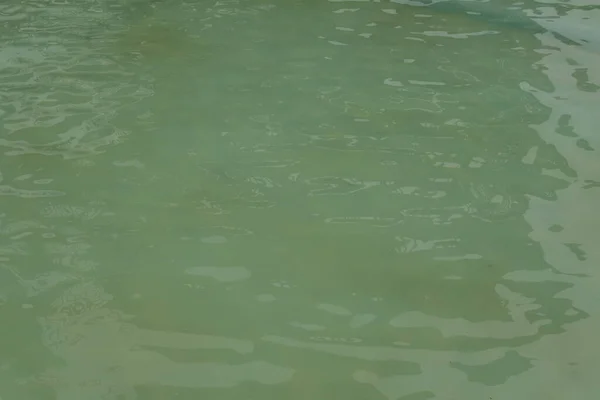 Вода Бассейне Синим Ковриком Отражением Полос Поверхность Воды Фона Вода — стоковое фото